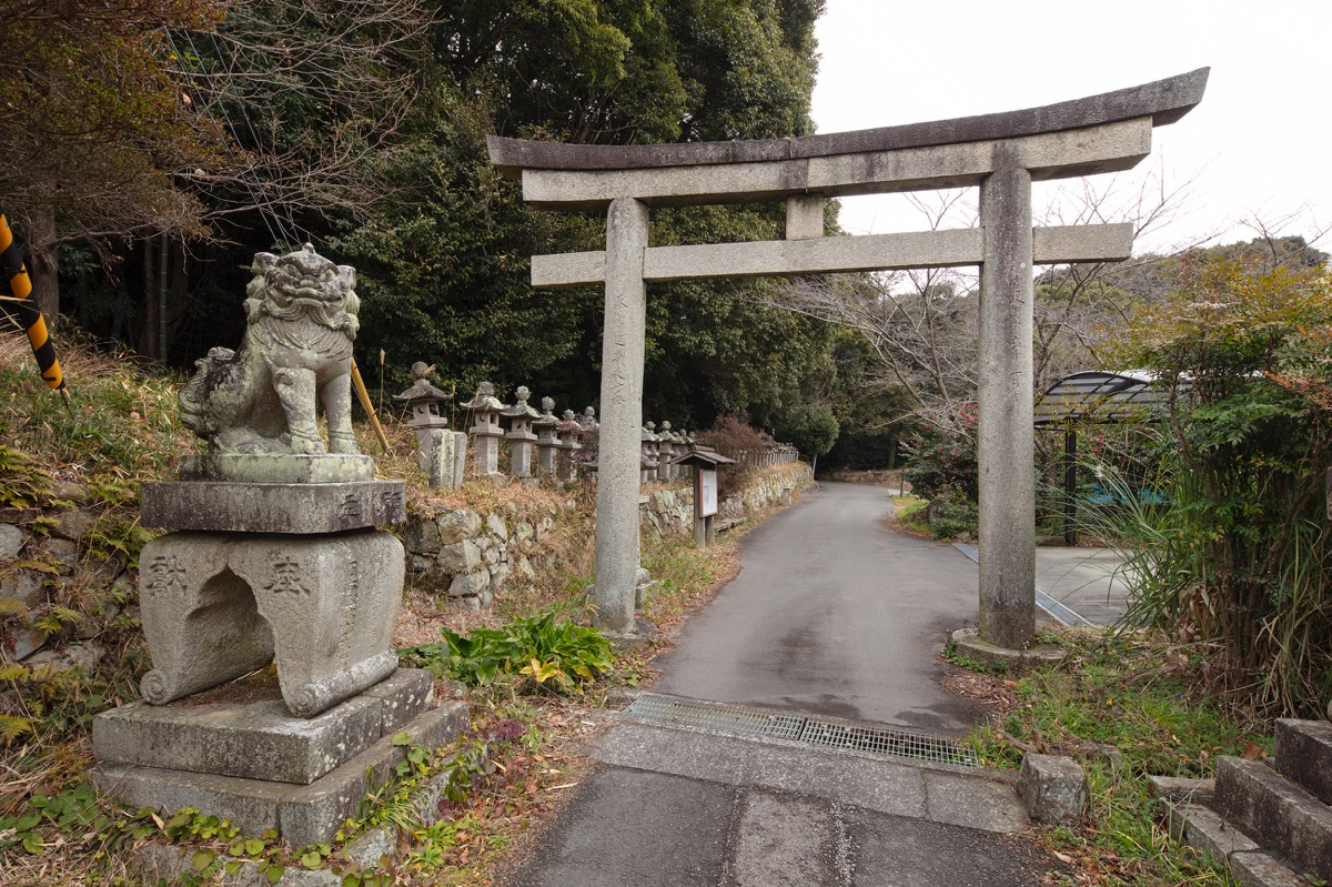 写真04：Torii gate at Ushiyaguchi with stone lanterns