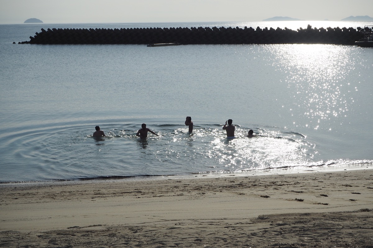 写真03：해변에서의 목욕재계