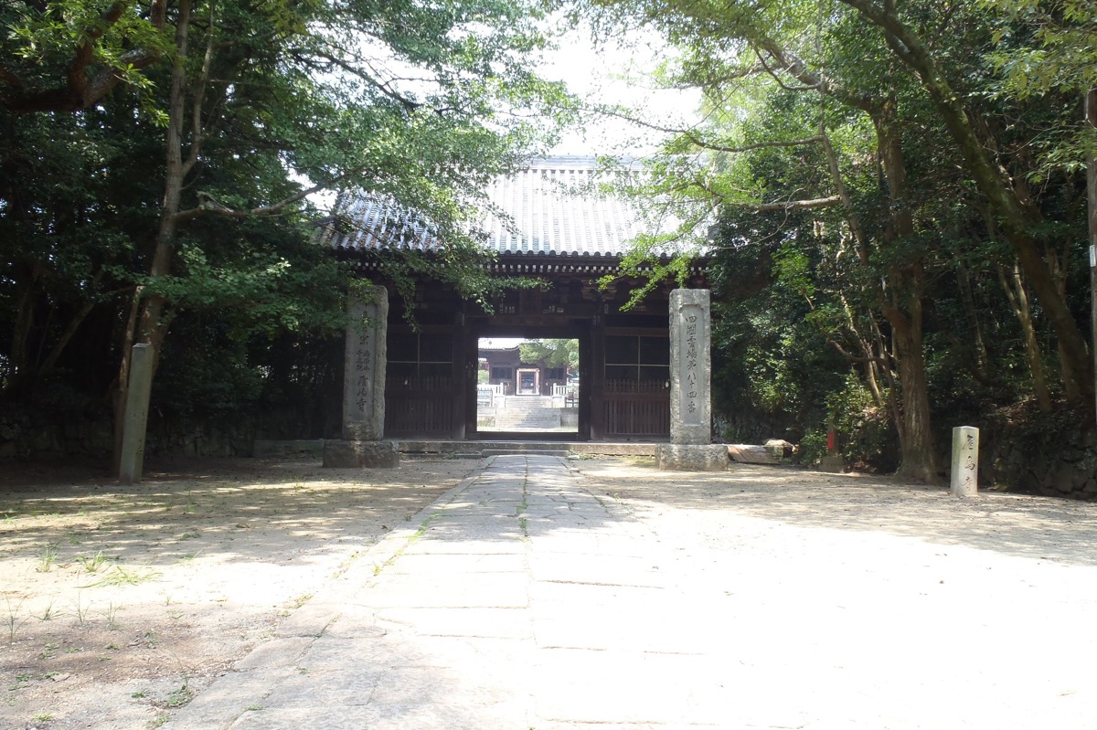 写真08：Niomon Gate of Yashima Temple（Photo courtesty of the Takamatsu City Board of Education）