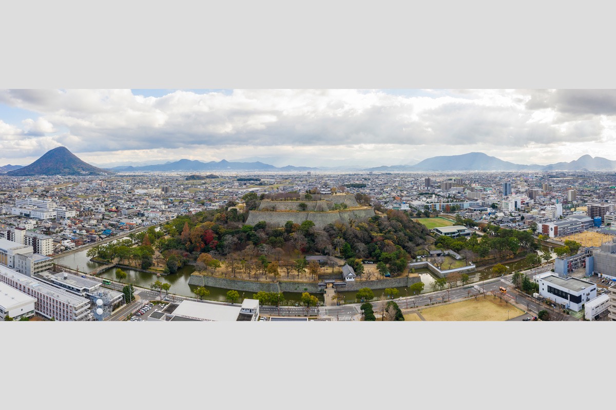 写真03：Bird’s eye view of Marugame Castle Ruins from the north (panorama)
