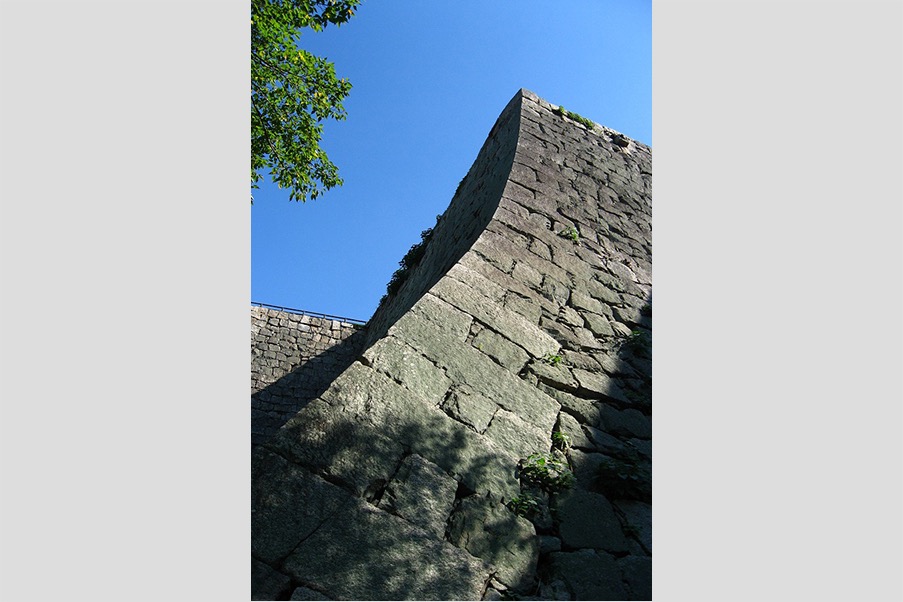 写真09：High stone wall north of the outermost part of the castle