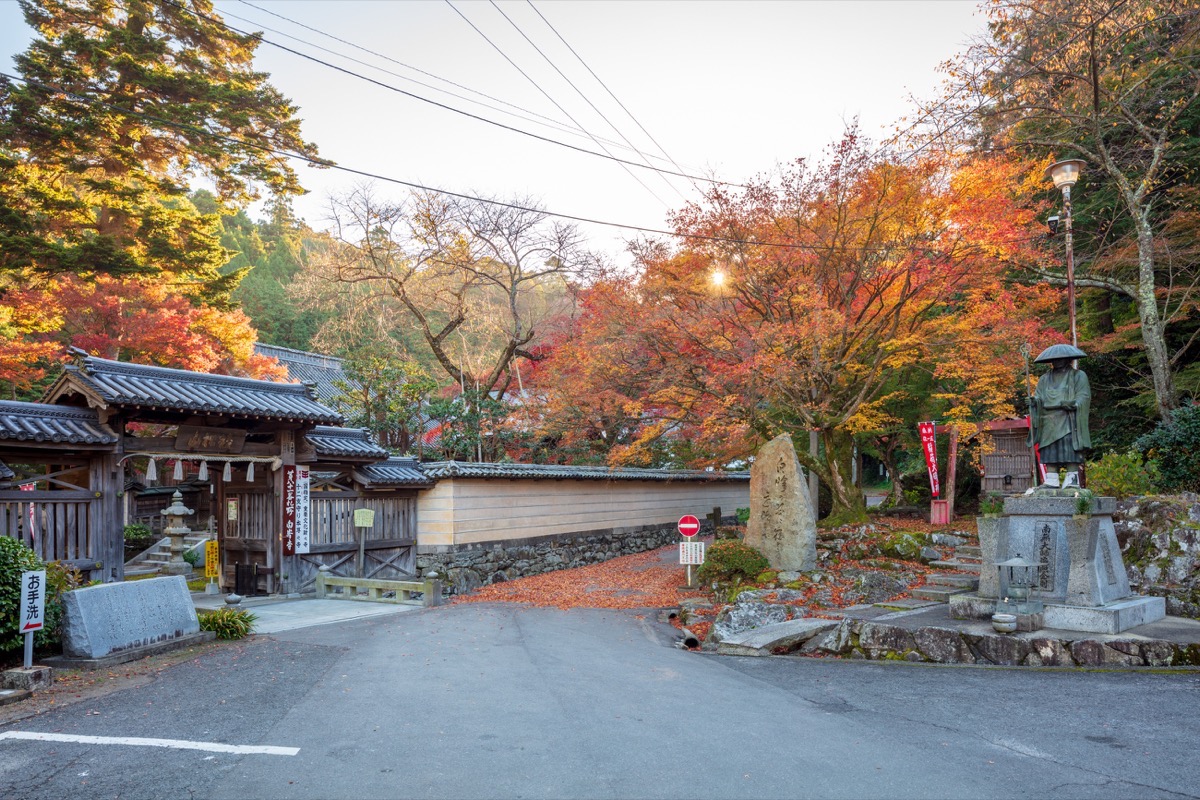 写真01：Shichitomon Gate and the Pilgrimage Road