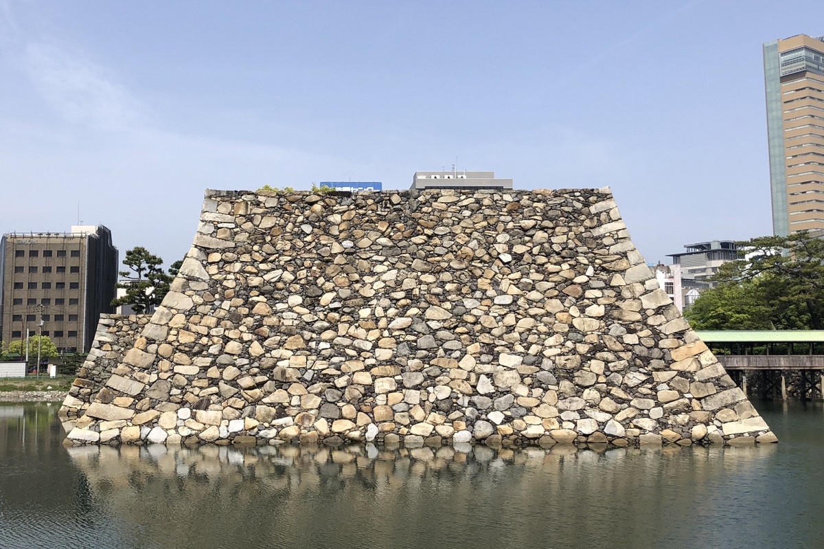 写真06：Stone wall of the castle tower（Photo courtesty of the Takamatsu City Board of Education）