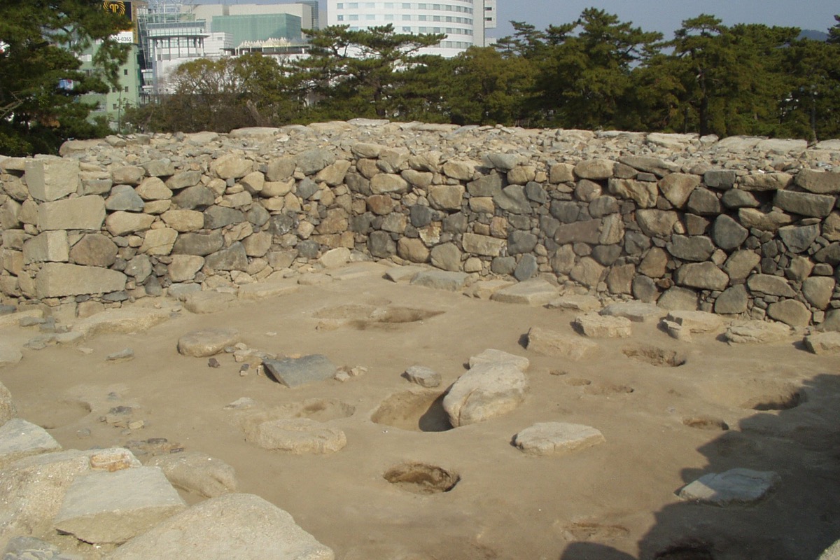 写真07：Excavation of castle tower (1st basement floor)（Photo courtesty of the Takamatsu City Board of Education）