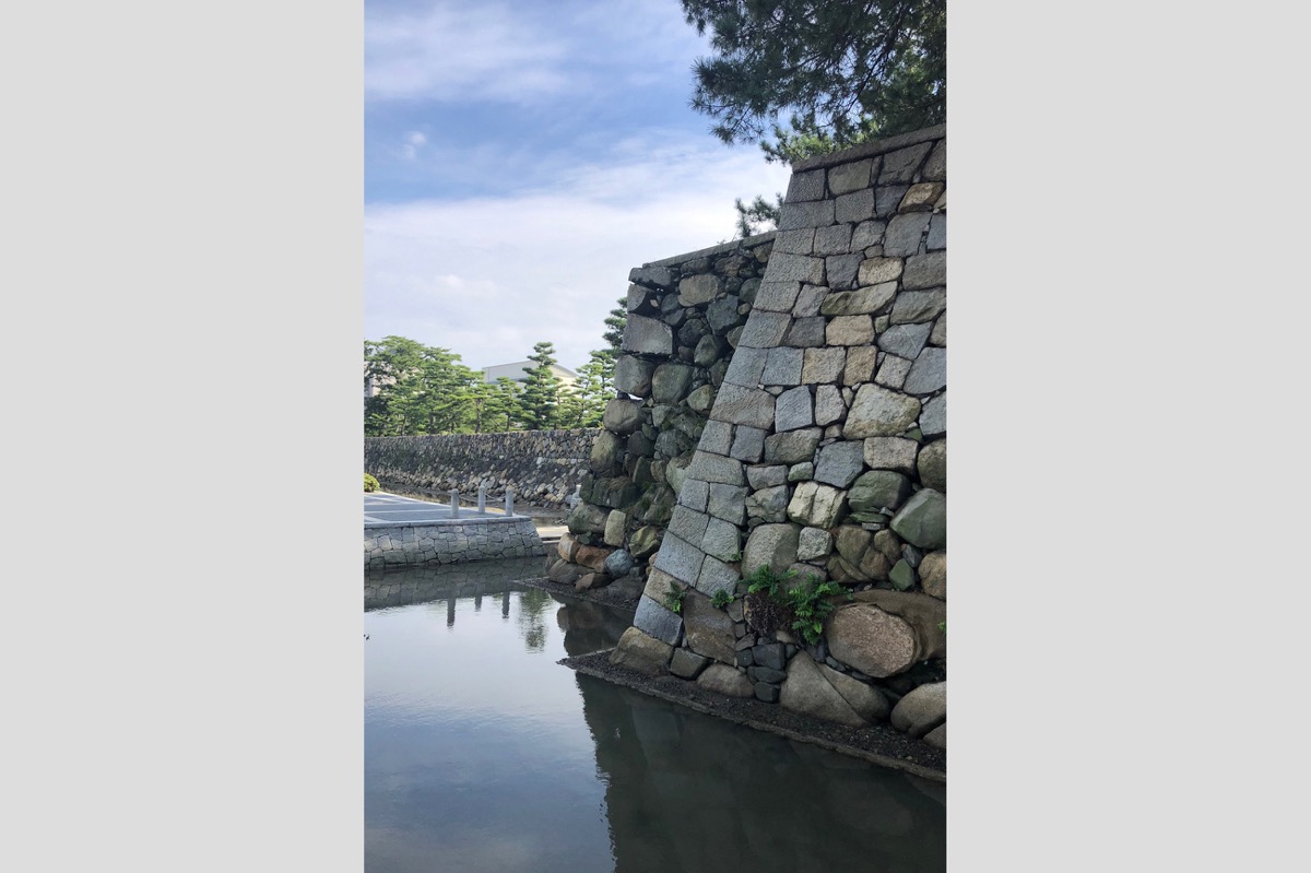 写真09：Corner of the northern stone wall of the outer citadel（Photo courtesty of the Takamatsu City Board of Education）